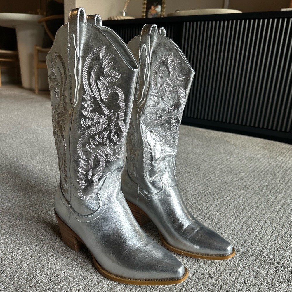 Elegant Silver Embroidered Heeled Cowboy Boots